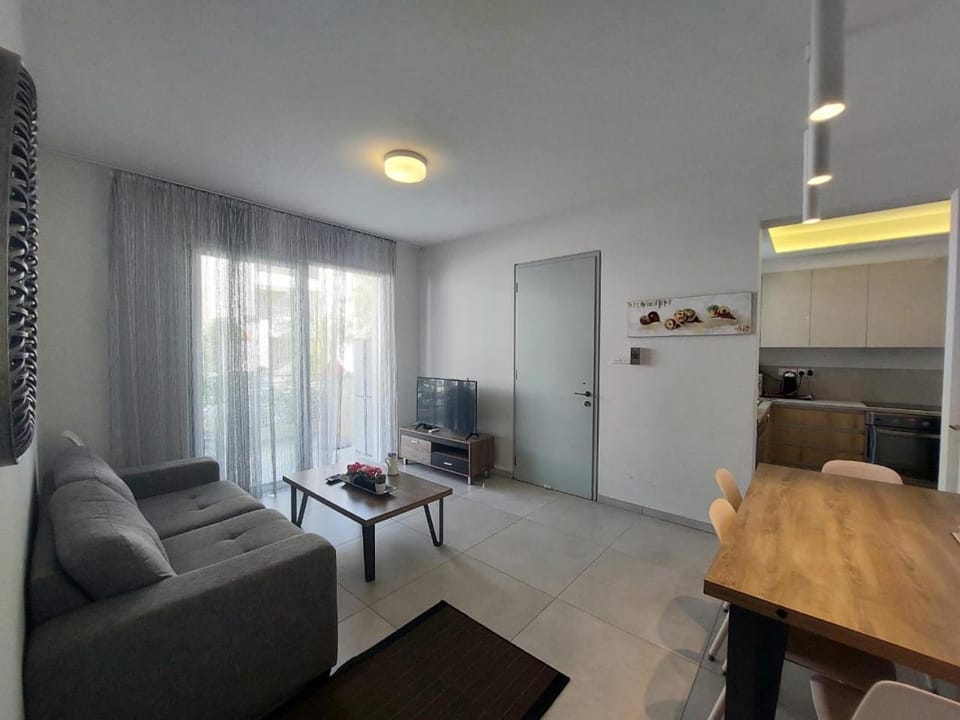 TV and multimedia, Kitchen or kitchenette, Living room, Seating area, Dining area