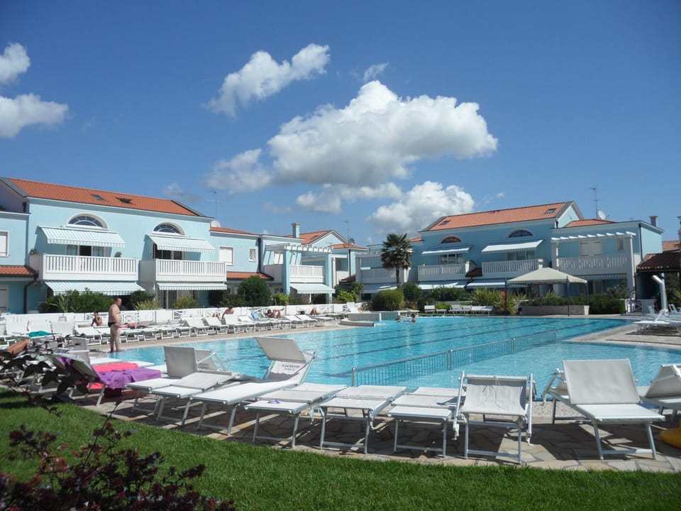 Property building, Day, Pool view, Swimming pool, sunbed