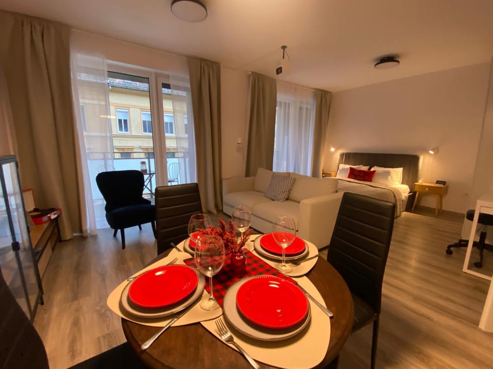 Zene Lux Apartment Vinyl Record Player & Projector Apartment in Budapest