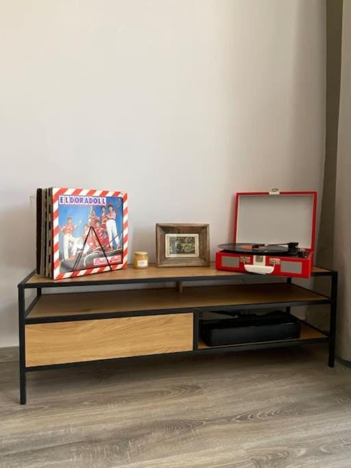 Zene Lux Apartment Vinyl Record Player & Projector Apartment in Budapest