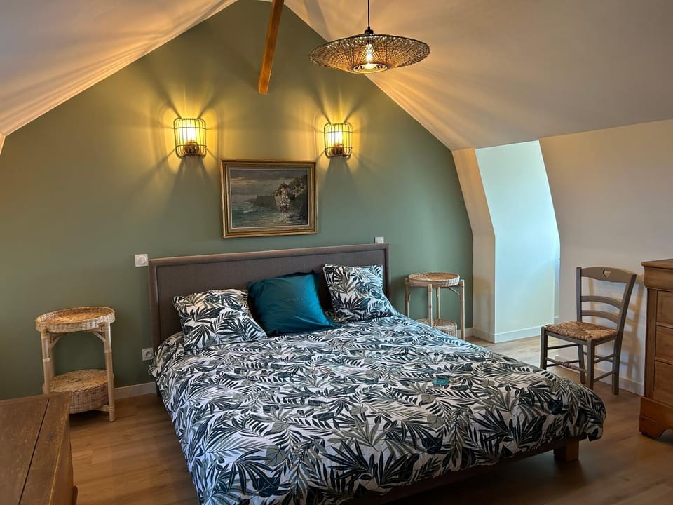 Bed, Photo of the whole room, Bedroom