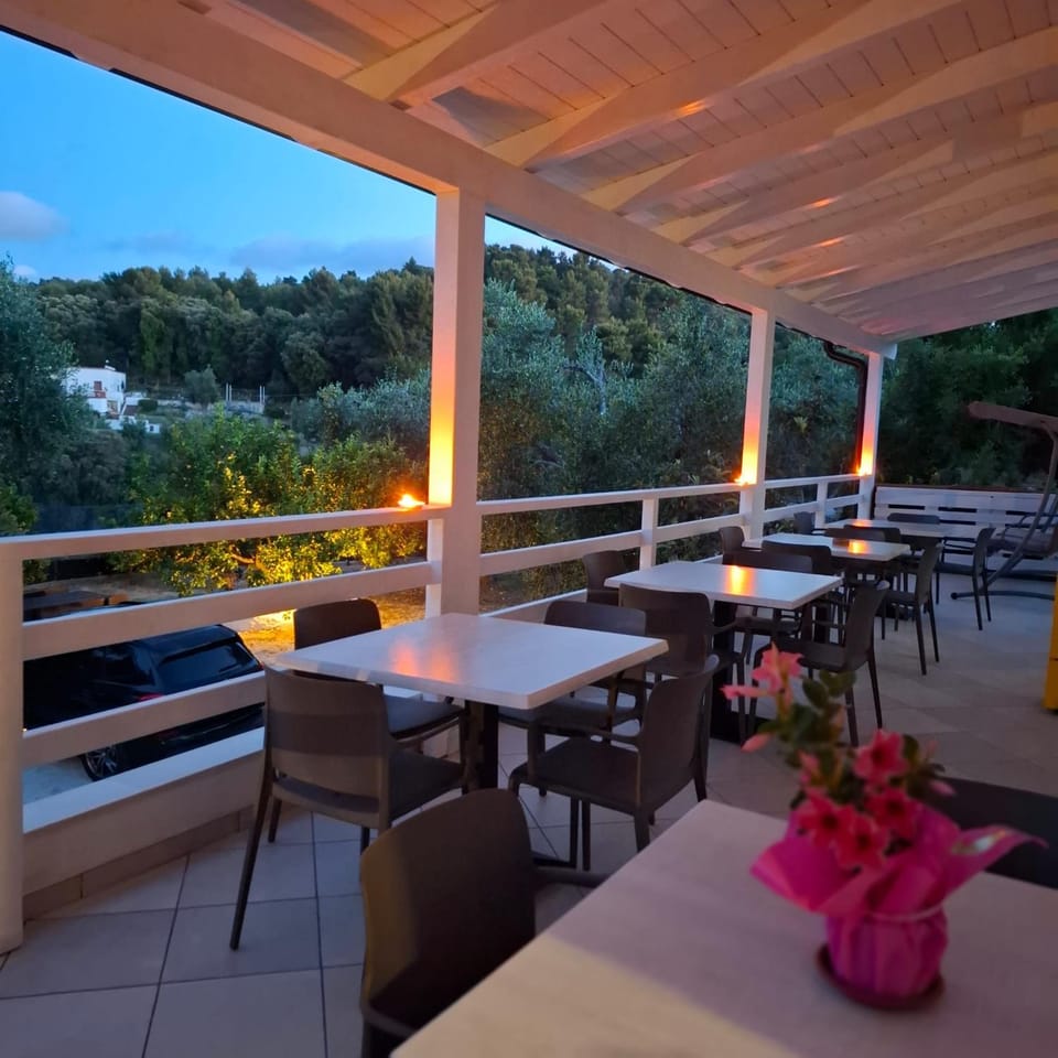 Restaurant/places to eat, View (from property/room)