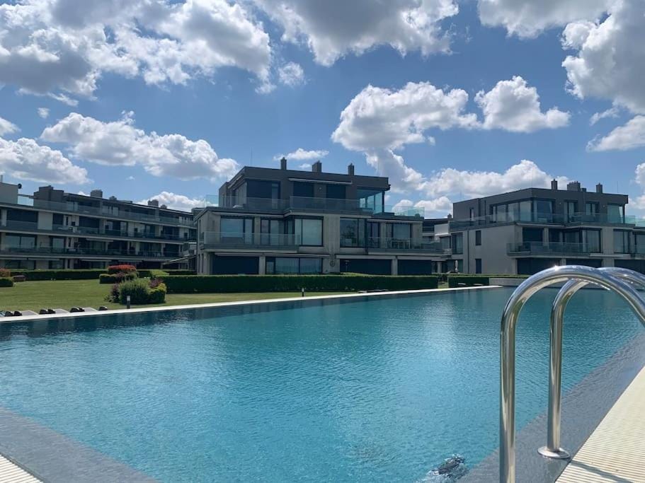 Property building, Day, Swimming pool, sunbed