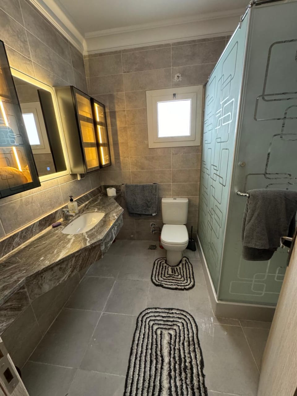 Shower, Toilet, Bathroom, towels