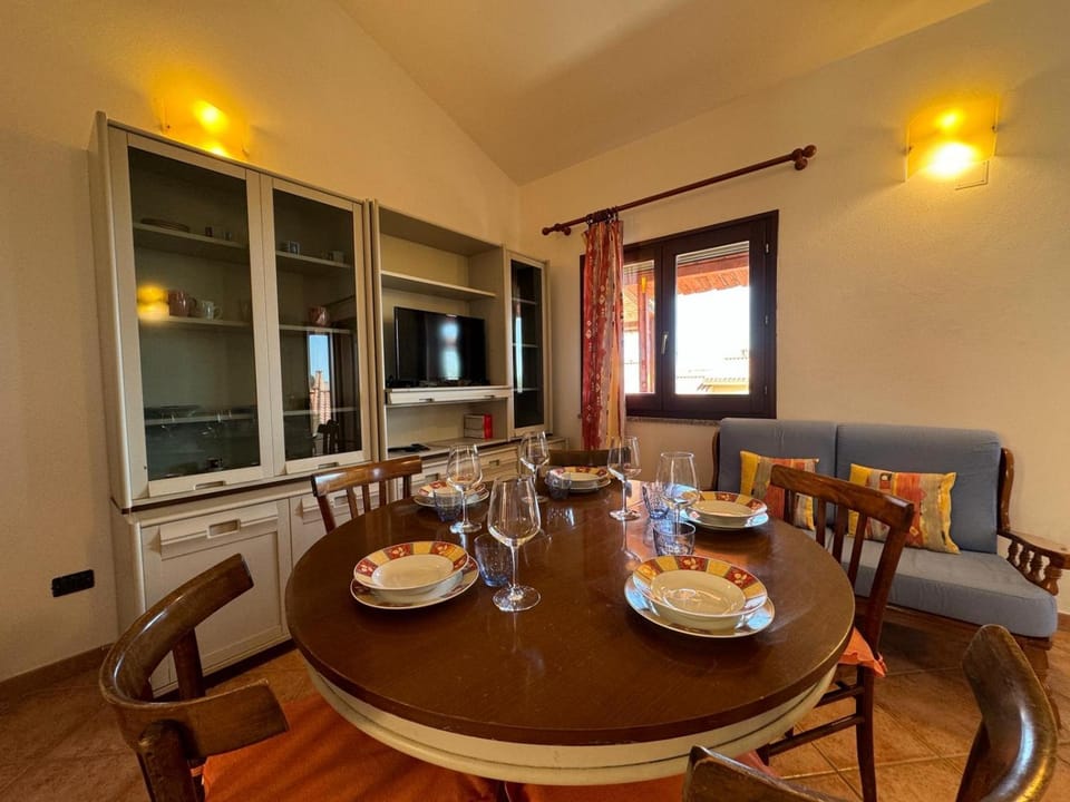 TV and multimedia, Living room, Seating area, Dining area