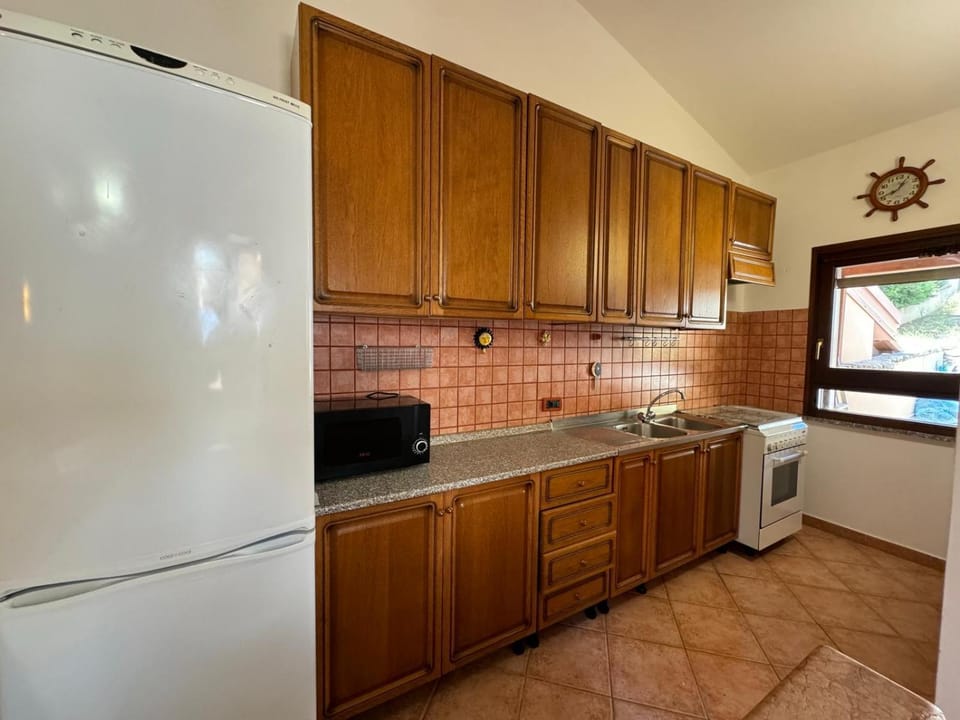 Kitchen or kitchenette, microwave, oven, stove