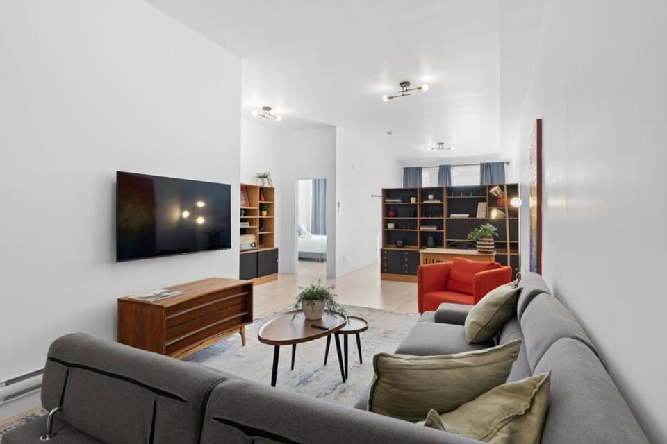 TV and multimedia, Living room, Seating area, Evening entertainment