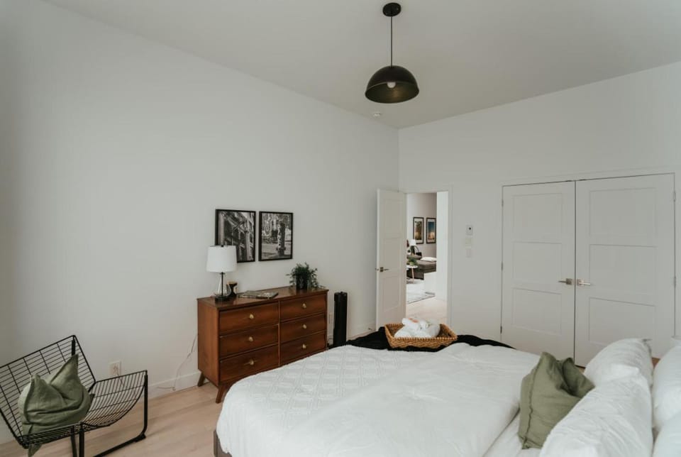 Bed, Decorative detail, Bedroom, towels