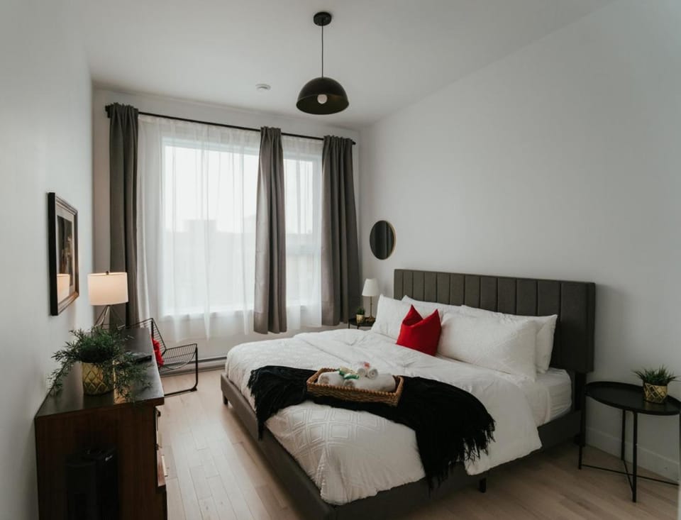 Bed, Seating area, Bedroom