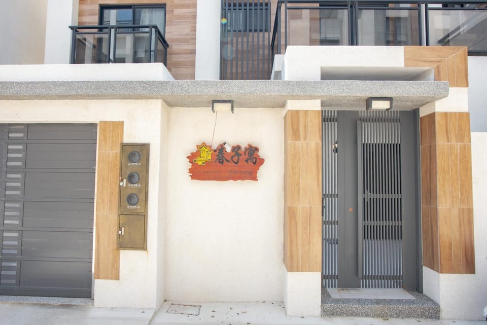 Property building, Facade/entrance, Day