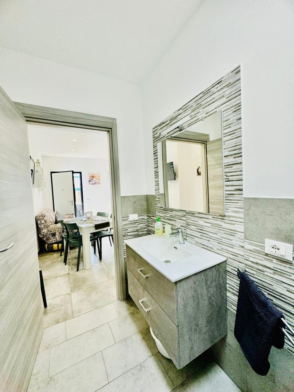 Bathroom, towels