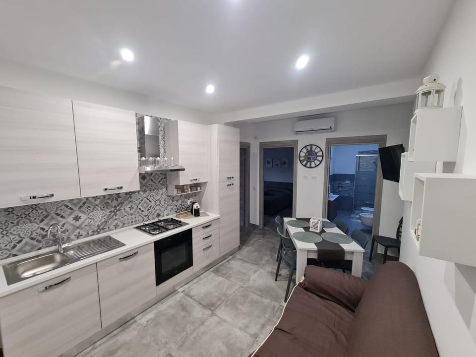 Kitchen or kitchenette, Dining area, oven, stove