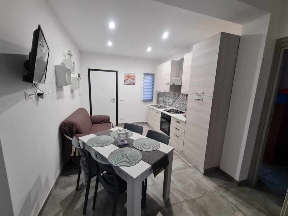 TV and multimedia, Kitchen or kitchenette, Dining area, oven, stove