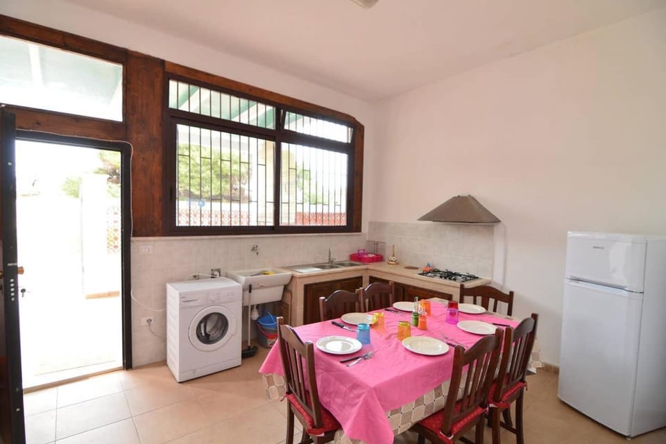 Kitchen or kitchenette, Living room, Seating area, Dining area, pet friendly, air conditioner