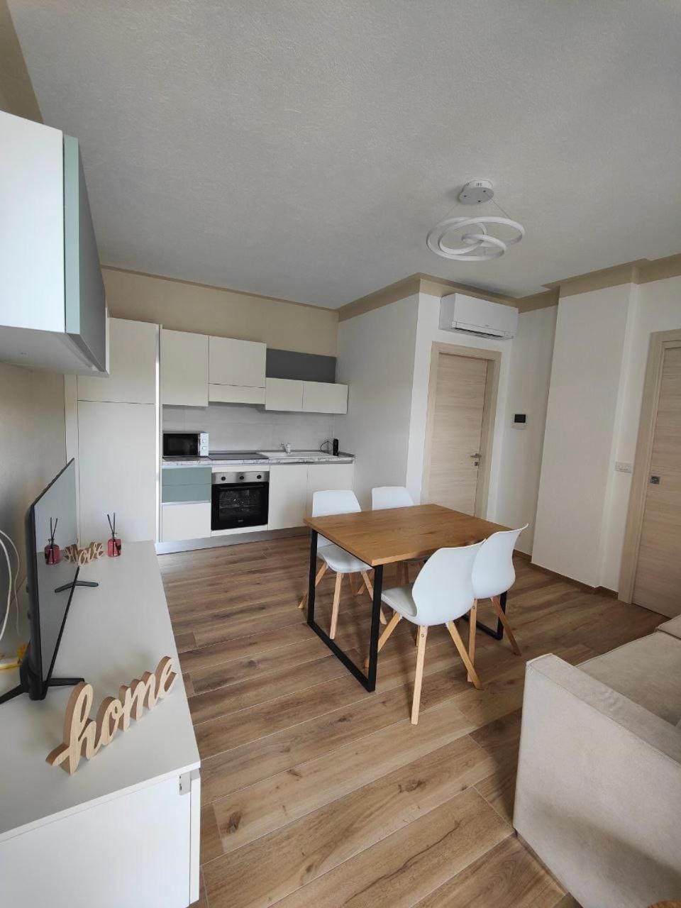 Seating area, Dining area, oven, stove