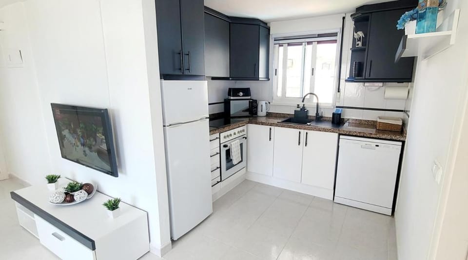 Coffee/tea facilities, Kitchen or kitchenette, dishwasher, oven, stove, toaster