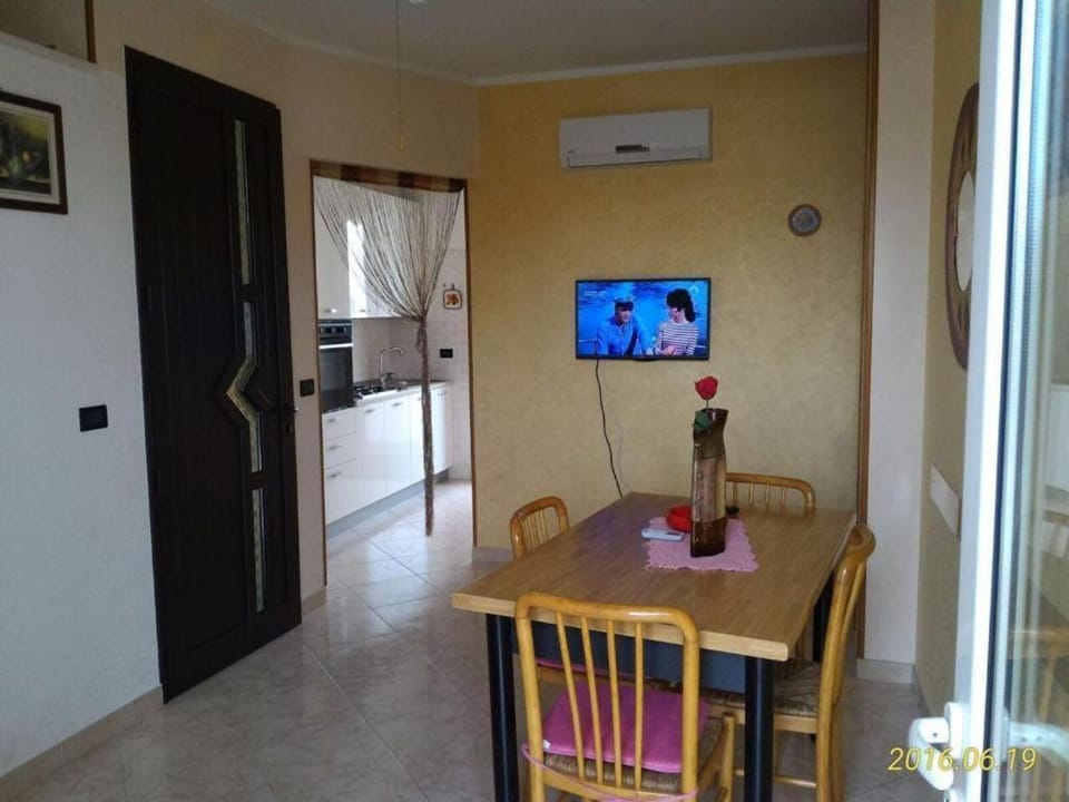 TV and multimedia, Kitchen or kitchenette, Dining area, air conditioner