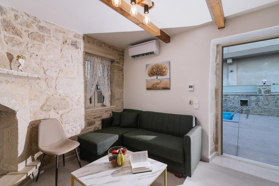 Living room, Photo of the whole room, Seating area, Pool view, Inner courtyard view
