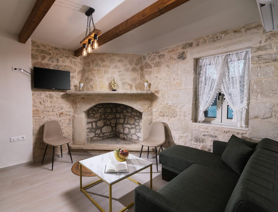 Bed, TV and multimedia, Living room, Photo of the whole room, Seating area, fireplace, air conditioner