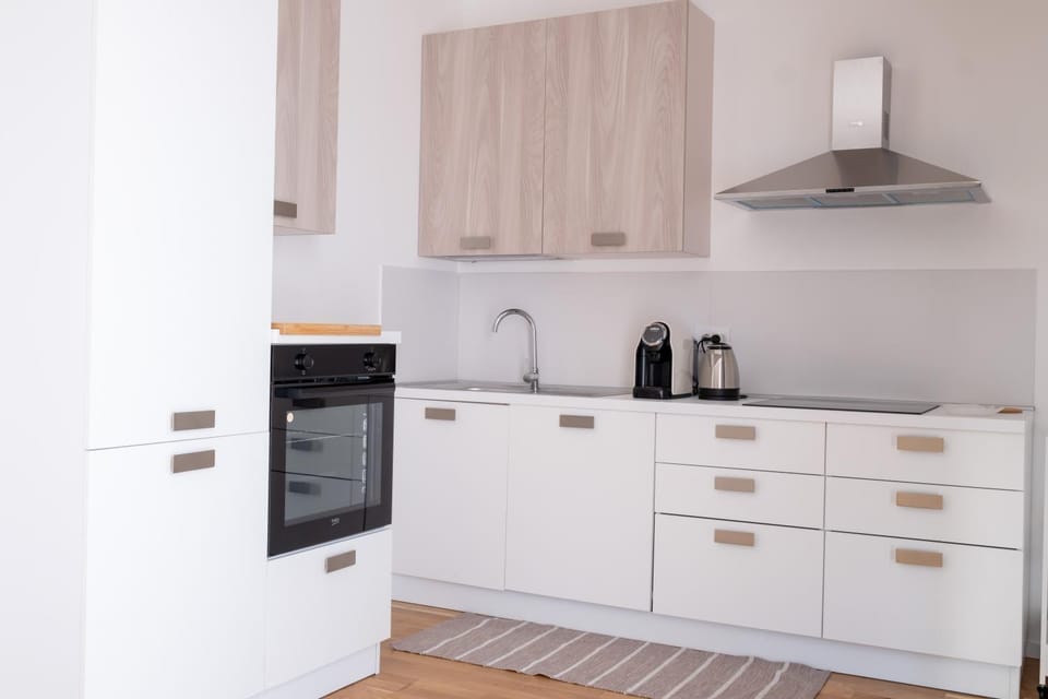 Coffee/tea facilities, Kitchen or kitchenette, stove