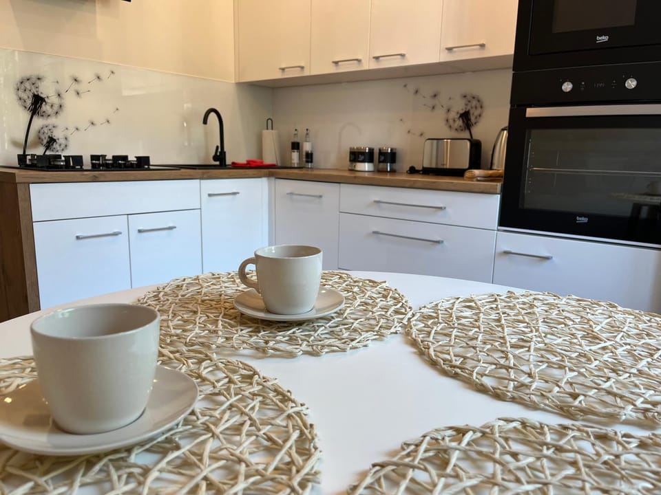 Coffee/tea facilities, Kitchen or kitchenette, Dining area, stove
