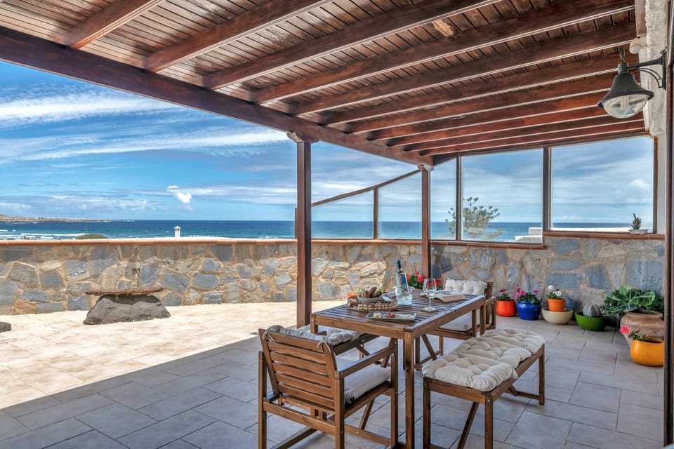 Property building, Balcony/Terrace, Living room