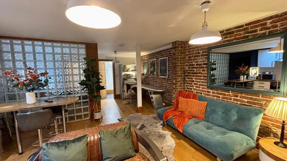 Modern Central Large Studio Sleeps 4 Apartment in Brighton