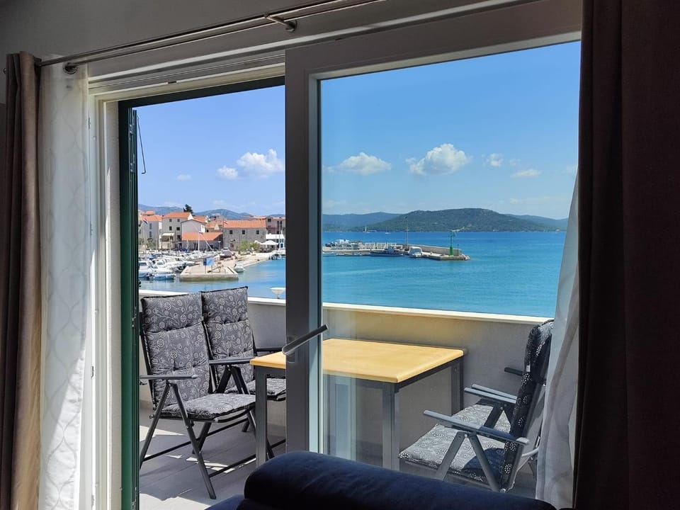 Natural landscape, View (from property/room), Balcony/Terrace, Seating area, Beach, Sea view