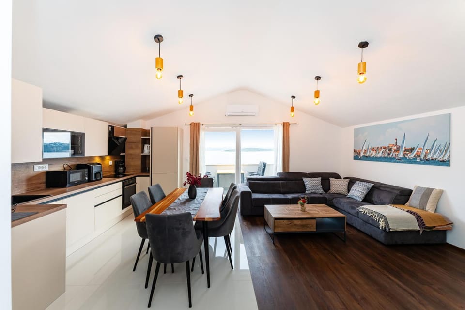 View (from property/room), Kitchen or kitchenette, Living room, Seating area, Dining area, Sea view