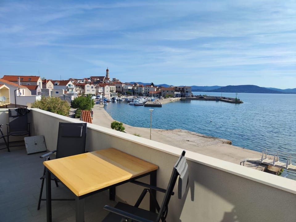 Natural landscape, View (from property/room), Balcony/Terrace, Seating area, Dining area, Sea view