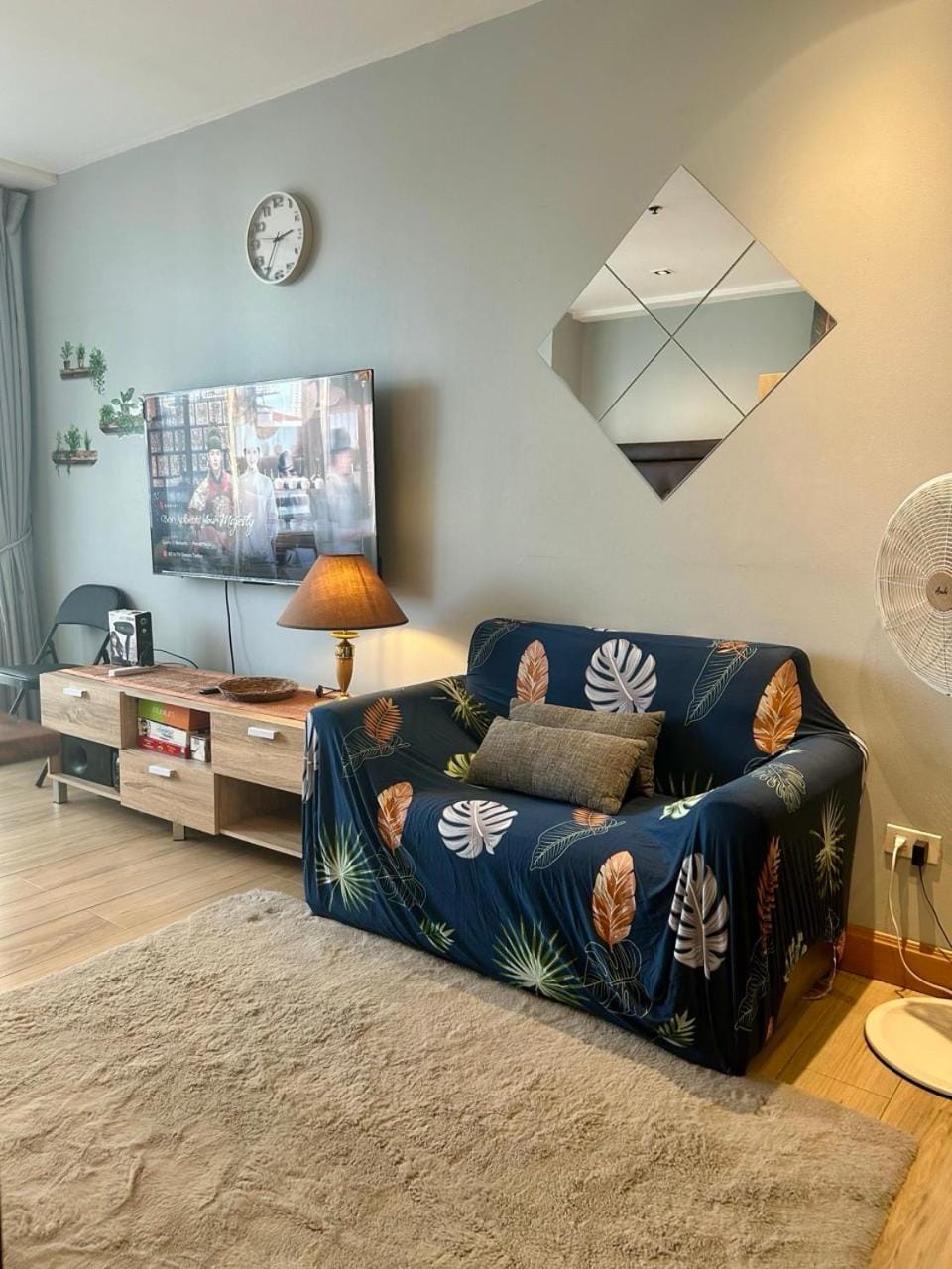 Quiet Condo with Fast WiFi, Own Balcony, Pool and Gym Apartment in Makati