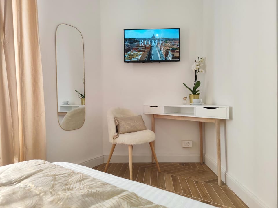 TV and multimedia, Photo of the whole room, Bedroom