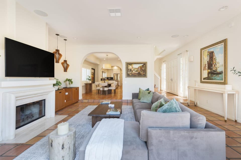 The Canal Escape - canal-front Italian villa House in Venice Beach