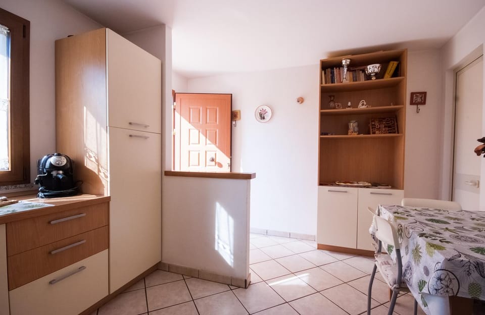 Coffee/tea facilities, Kitchen or kitchenette, stove