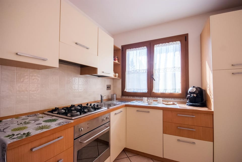 Coffee/tea facilities, Kitchen or kitchenette, stove