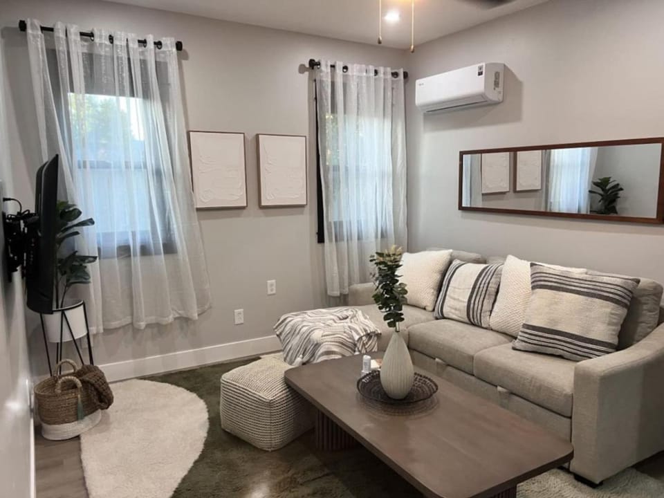 Living room, Photo of the whole room, Seating area, air conditioner