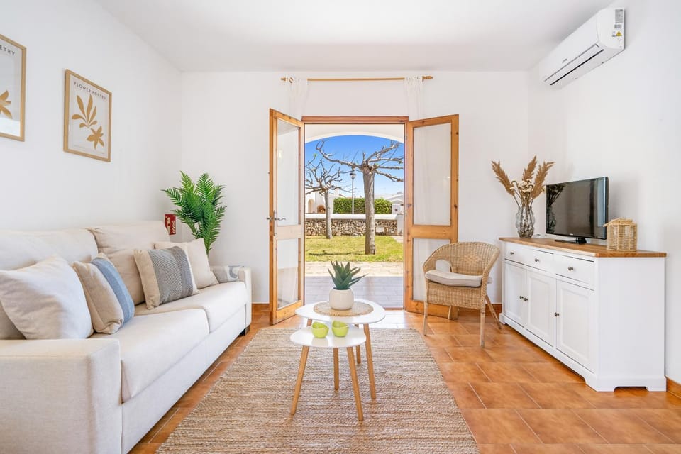 TV and multimedia, Living room, Seating area, air conditioner
