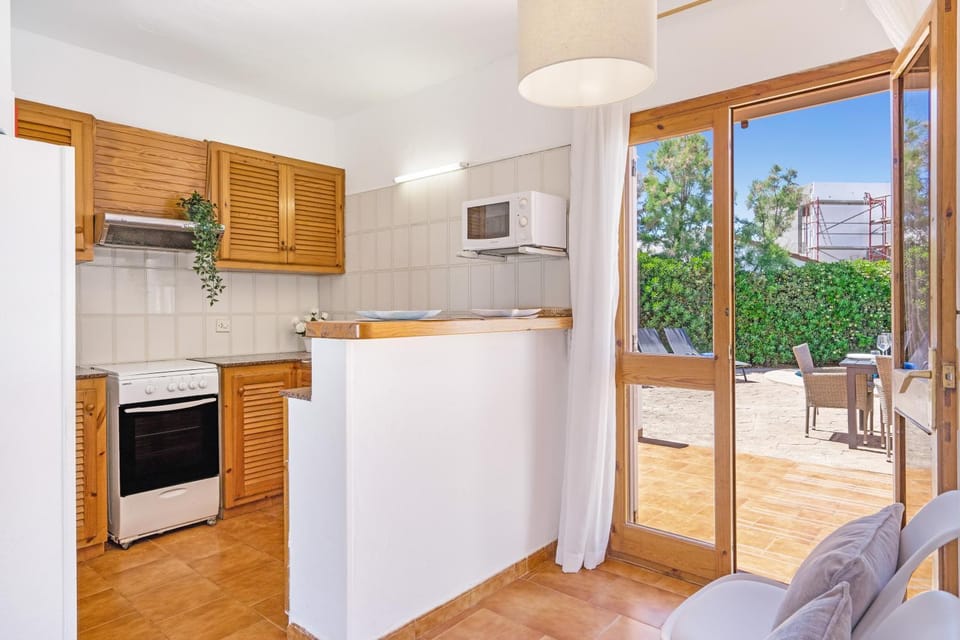 Kitchen or kitchenette, Living room, Seating area, oven, stove