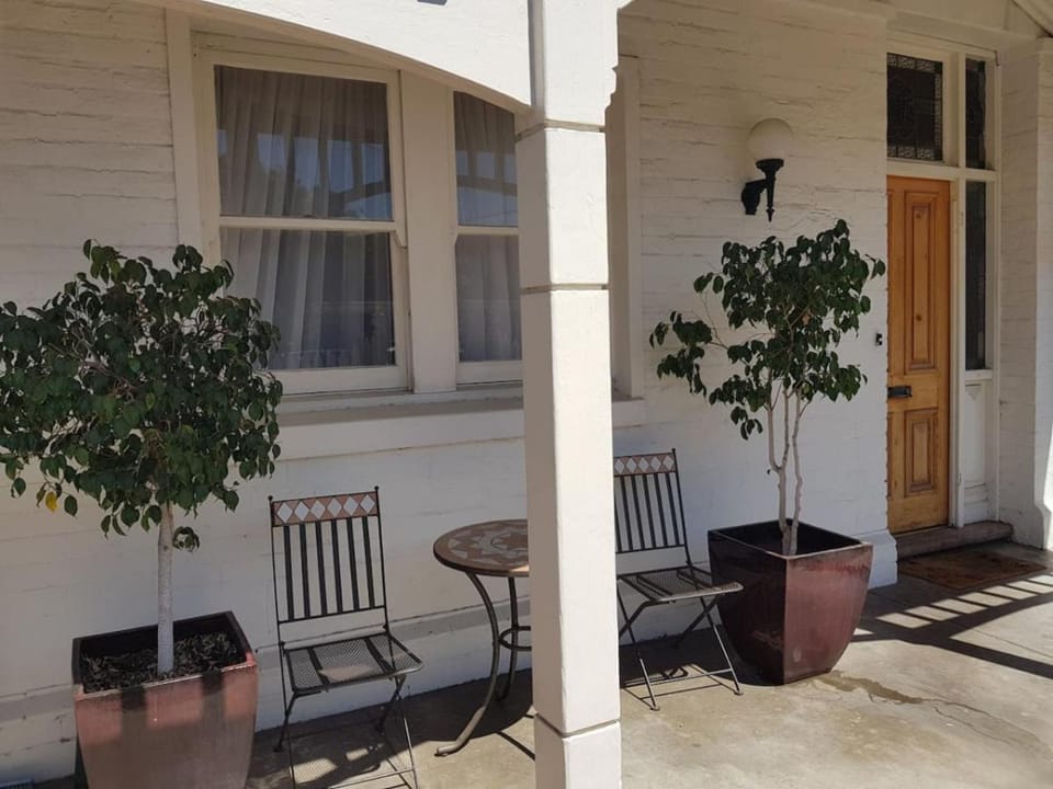 Property building, Patio, Balcony/Terrace
