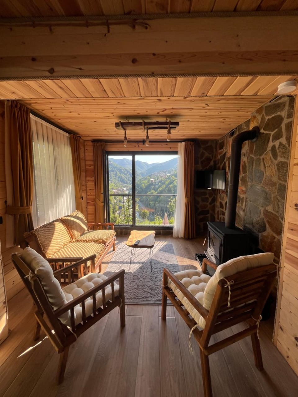 Natural landscape, View (from property/room), Balcony/Terrace, Living room, Seating area, Mountain view