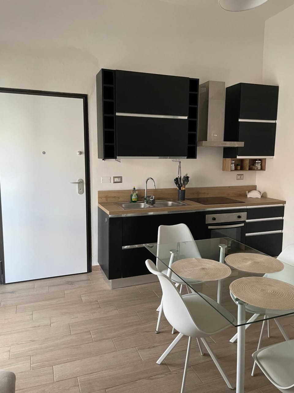 Communal lounge/ TV room, Kitchen or kitchenette, Living room, Seating area, Dining area, oven, stove, air conditioner