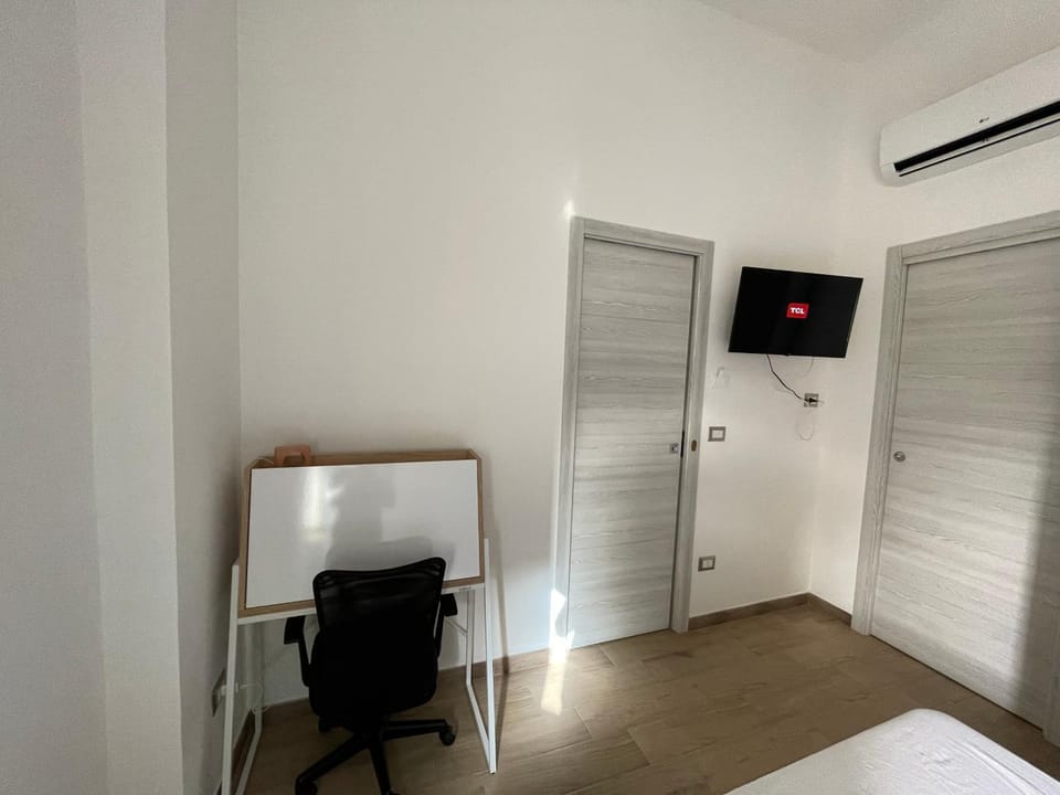 TV and multimedia, Seating area, air conditioner