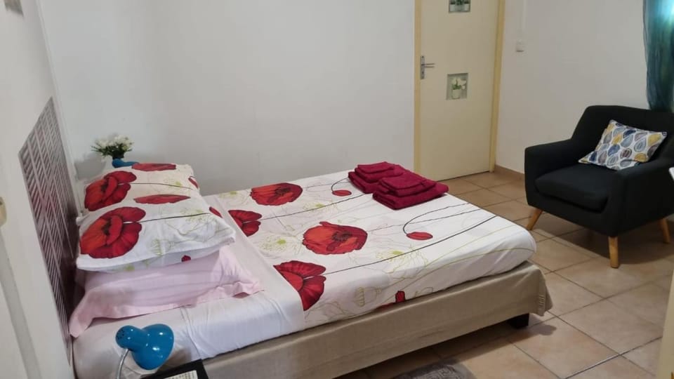 Bed, Photo of the whole room, towels