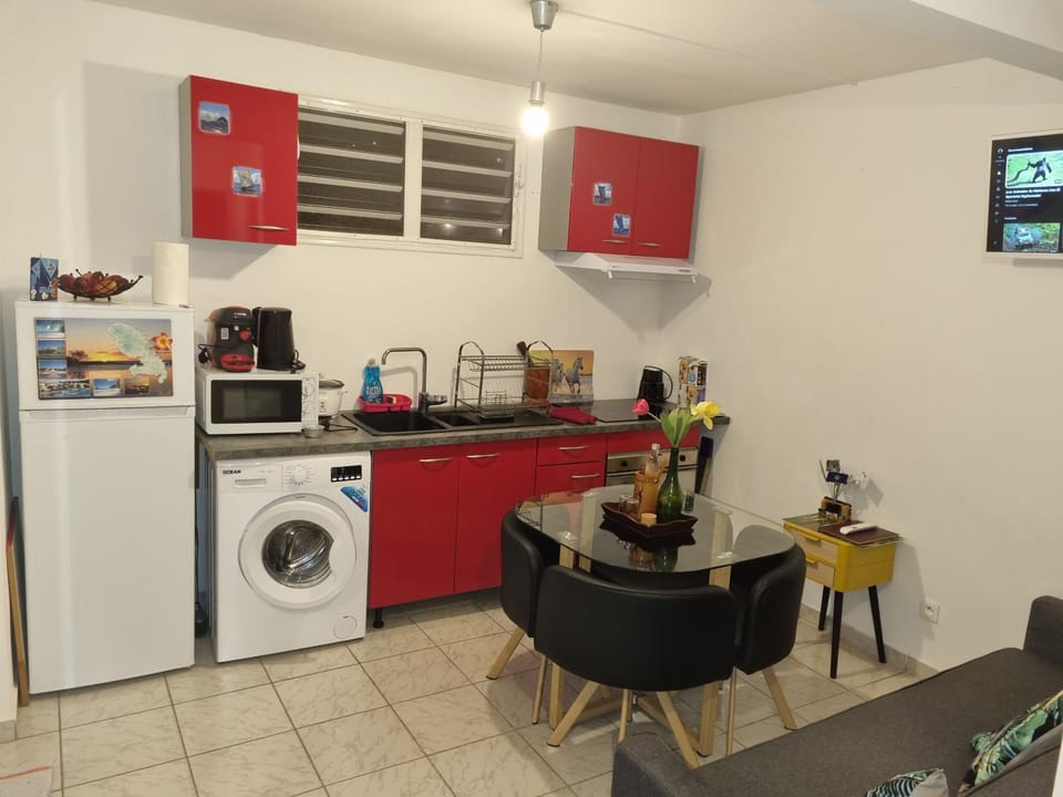 Kitchen or kitchenette, Dining area, stove, washing machine