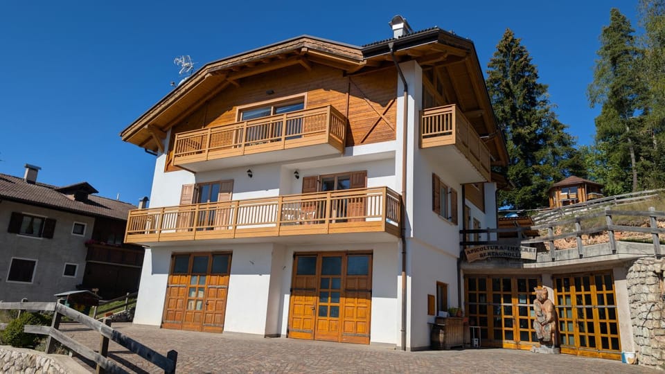 Property building, Day, Balcony/Terrace