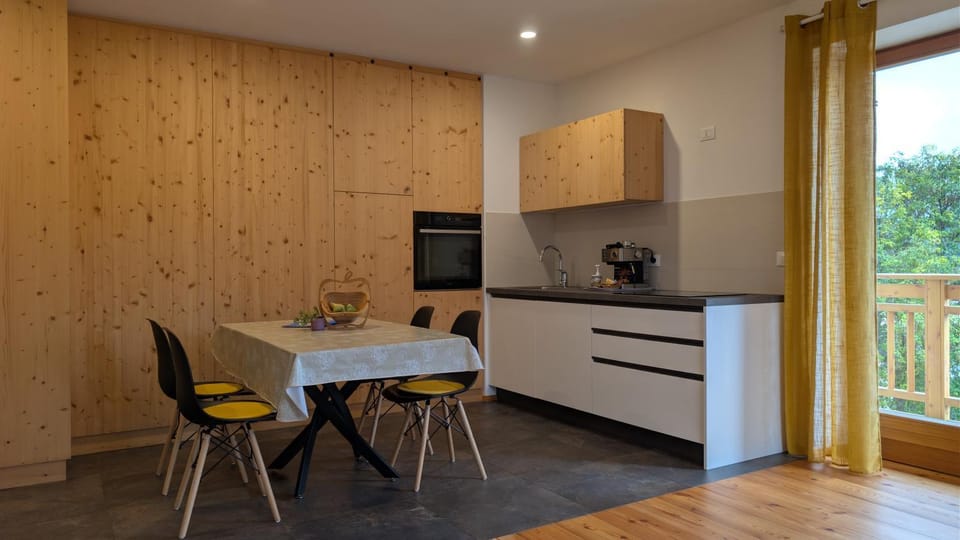 View (from property/room), Kitchen or kitchenette, Mountain view, dishwasher