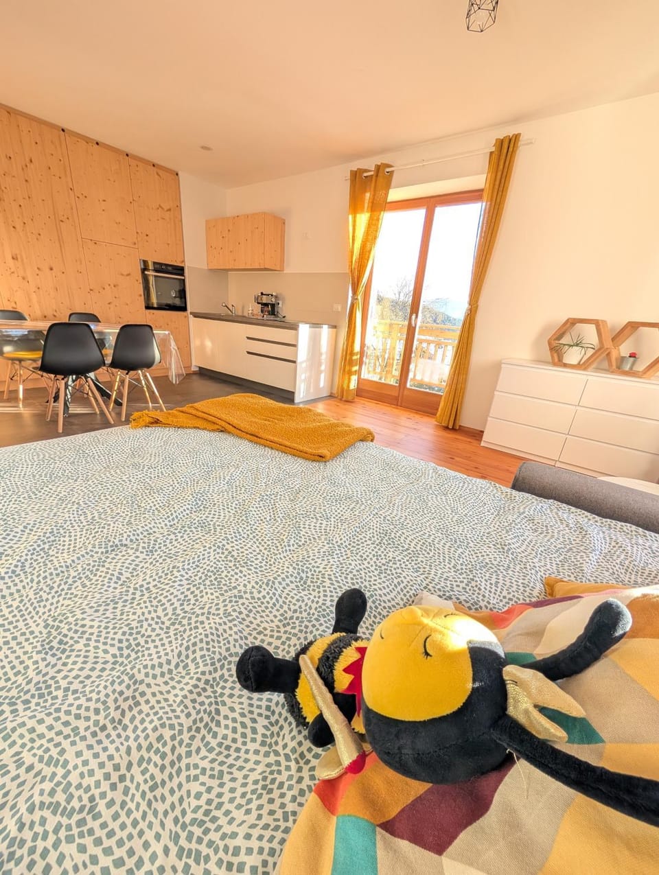 Communal lounge/ TV room, Kitchen or kitchenette, Living room, Seating area, Dining area, stove