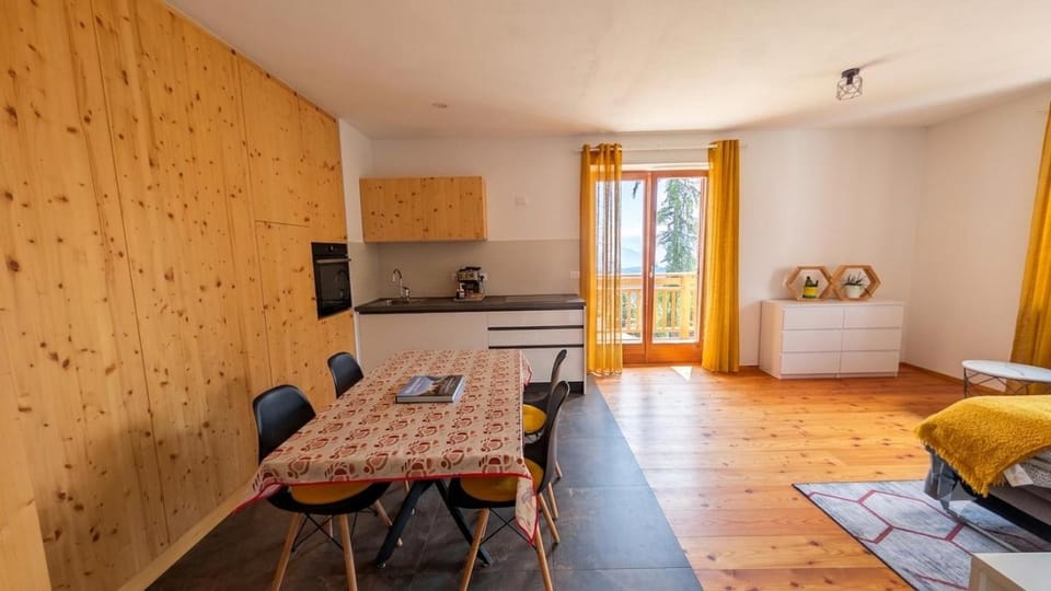Natural landscape, Kitchen or kitchenette, Dining area, Mountain view, Lunch
