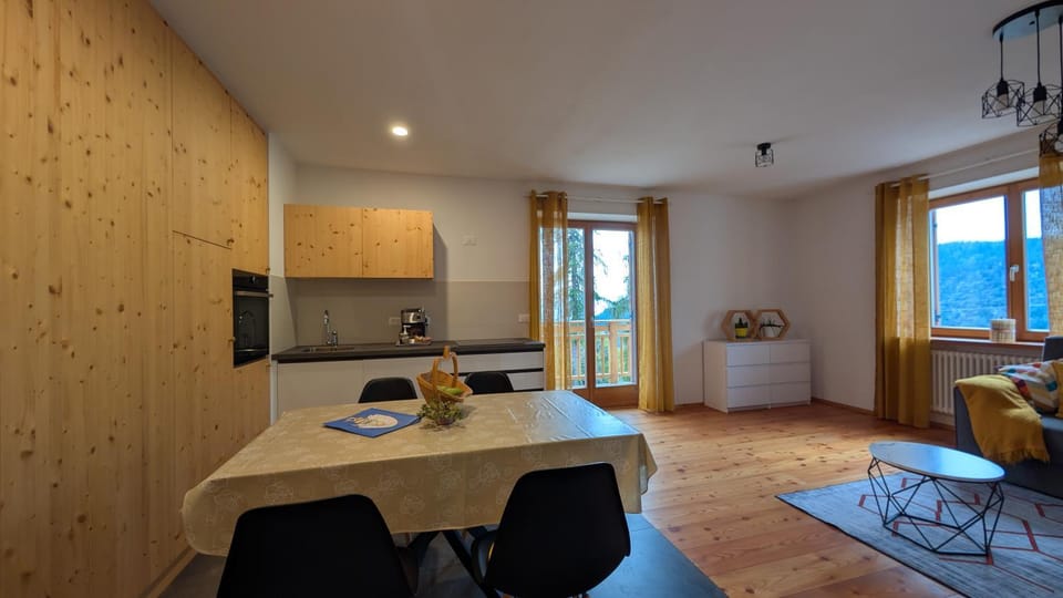 Coffee/tea facilities, Kitchen or kitchenette, furniture