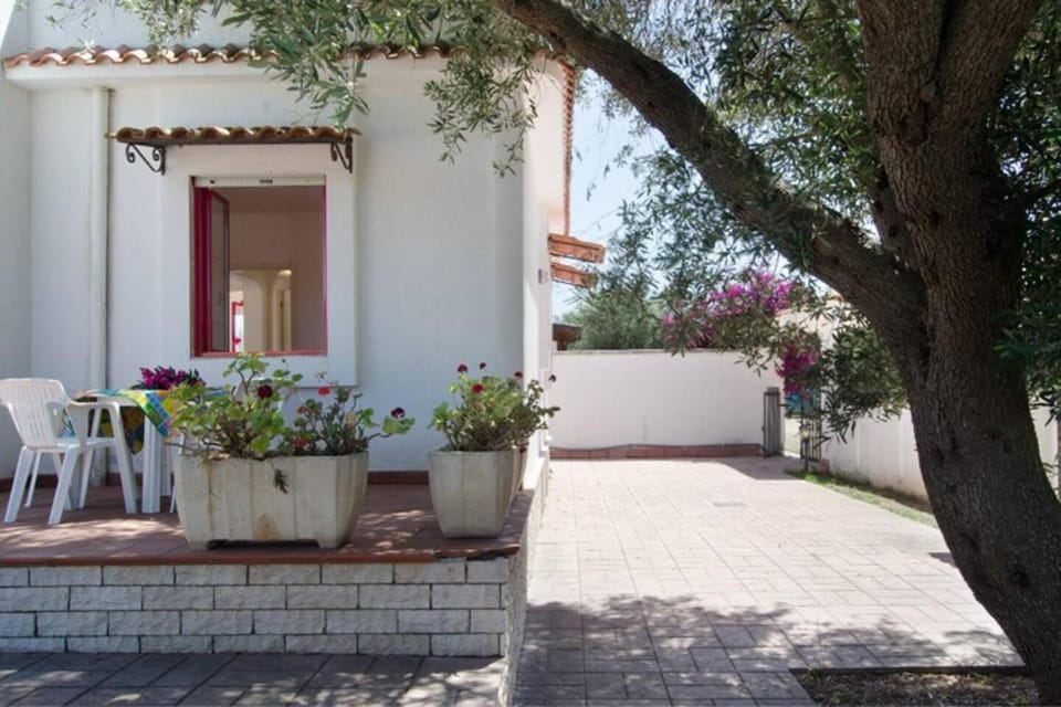 Property building, Patio, Day, Garden, Garden, Garden view
